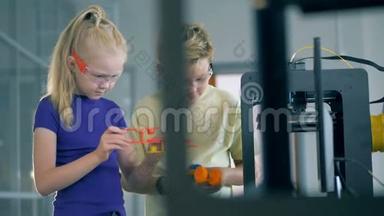 学龄儿童使用<strong>打印</strong>机，手持3D塑料<strong>模型</strong>。